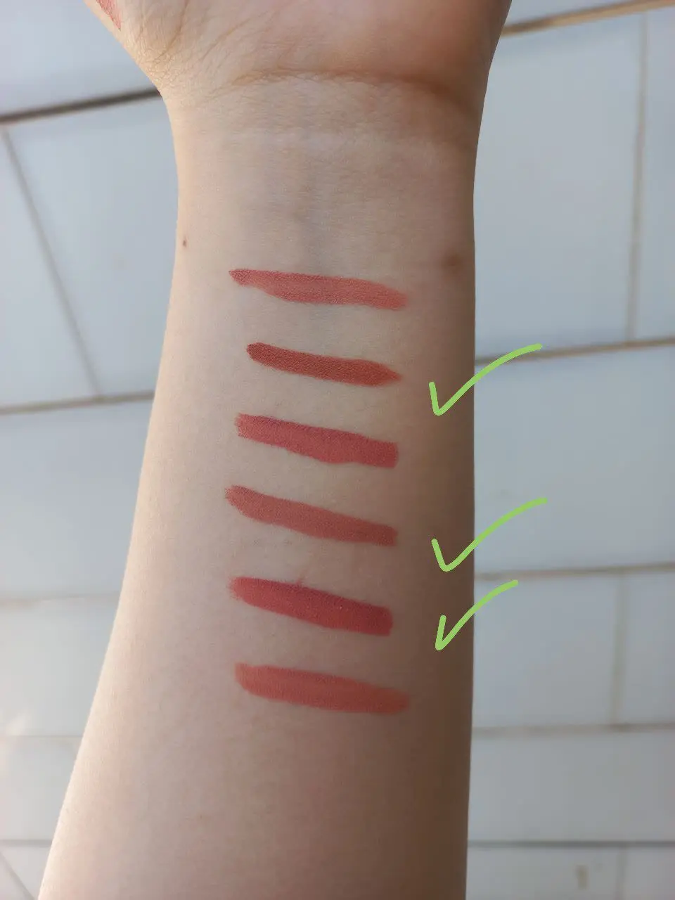 از رژ لبای مایع شیگلم فقط رنگایی که براتون علامت زدم موجودن 😃
