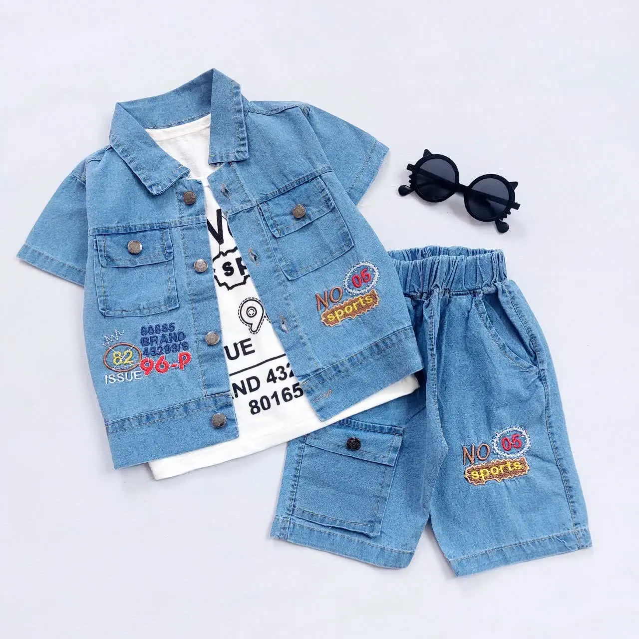 سه تیکه‌ی جین شلوارکی حروف
