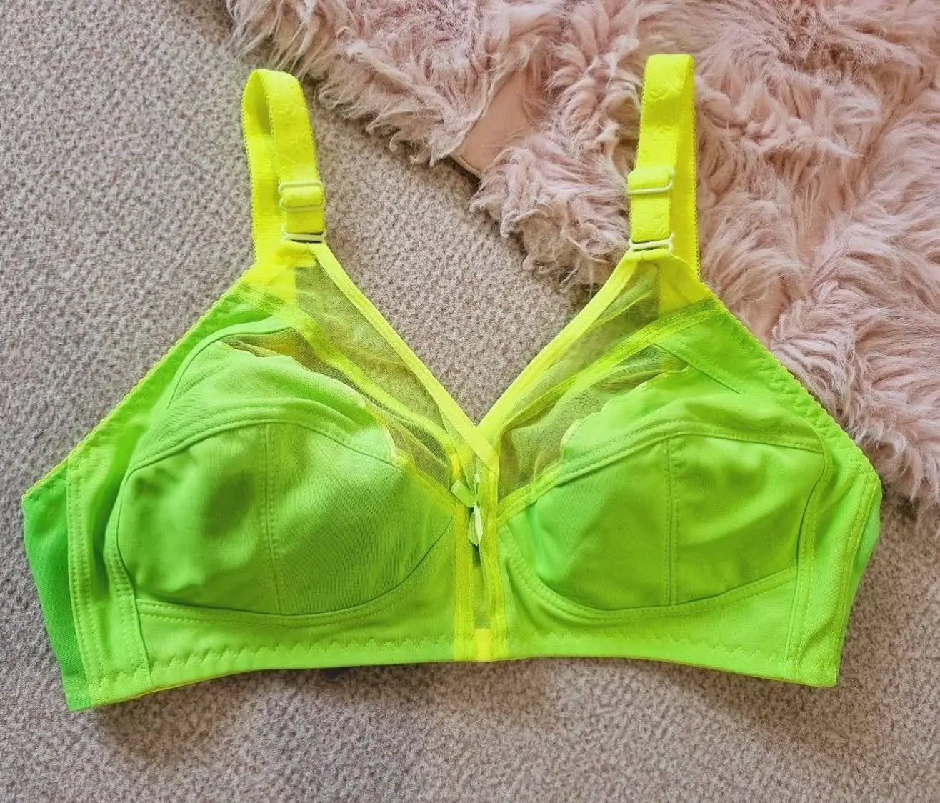 سوتین تک بالا پرلون😍