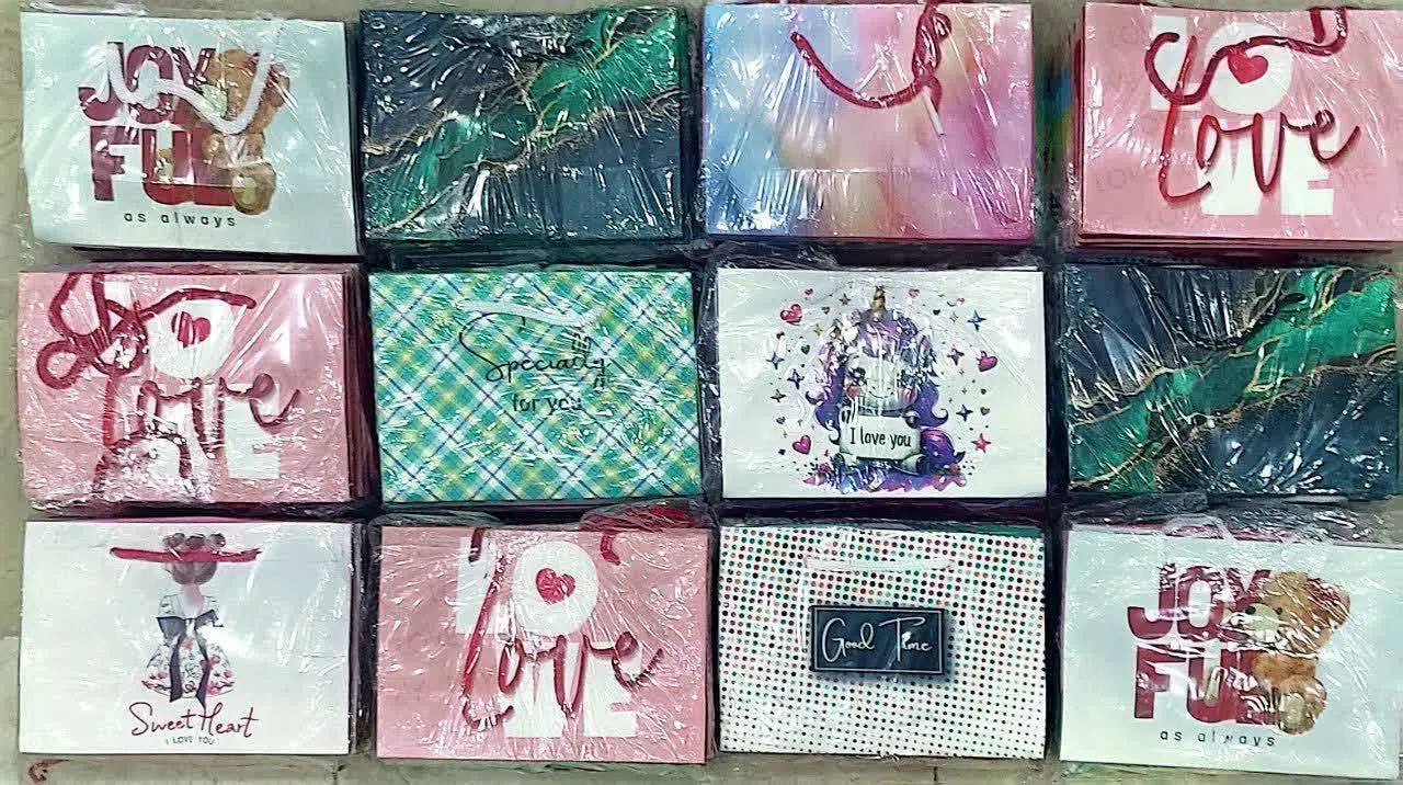 پاکت کادو دسته دار عرضی اعلا سایز ۱ در طرح‌های متنوع و پر فروش 
