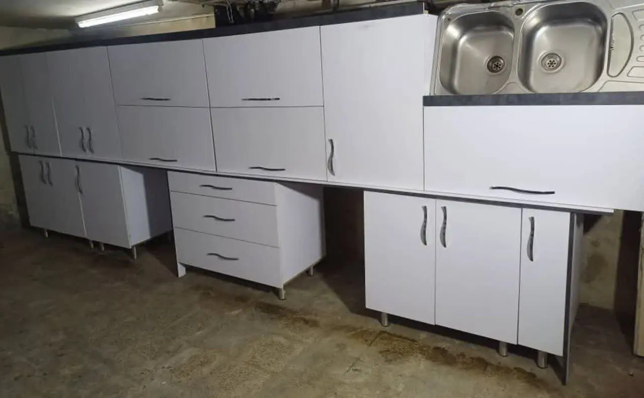 کابینت‌های گلاس سفید ۵ متر زمینی ۵متر هوایی همراه سینک 
