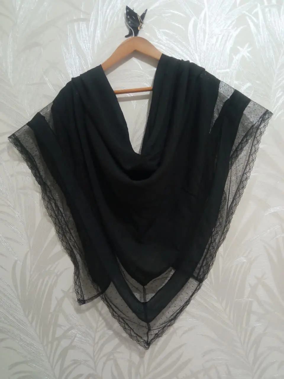 روسری مشکی سه ردیف اضافه شده 
