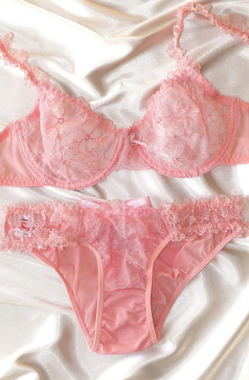 بعضی از رنگها آرامش بخشه آدم وقتی میبینه حال و هواش عوض میشه این رنگ ست هم از اون رنگ‌های خاصه🤩🤩🤩
