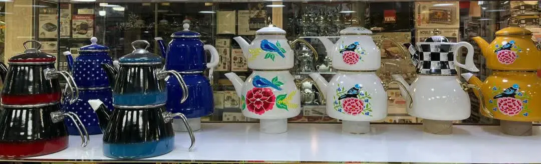 کتری قوری لعابی گلدار دسته طلایی 
