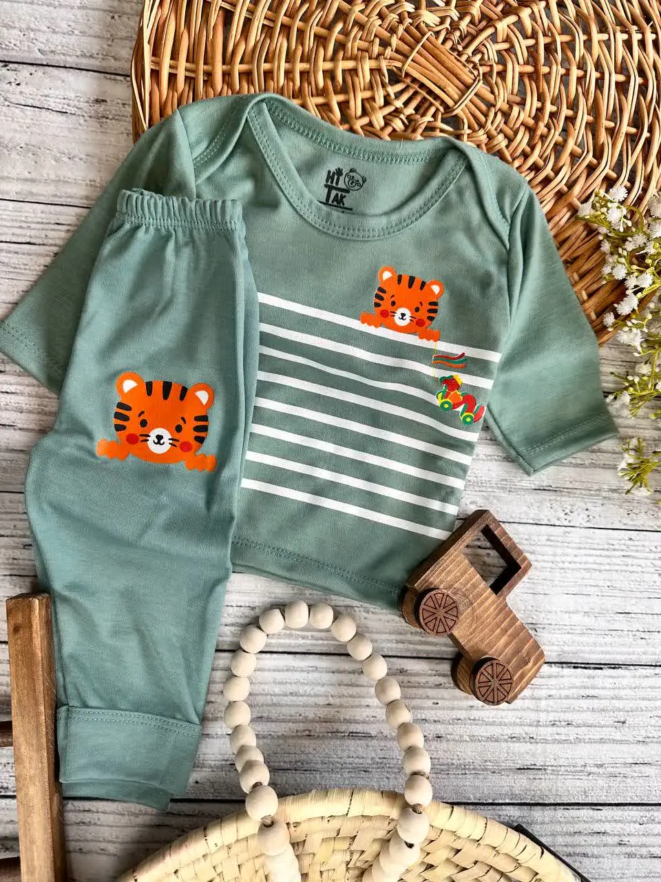 بلوز شلوار طرح ببر سبز نوزادی و کودک کد ۱۷۳۱۷۵ 
