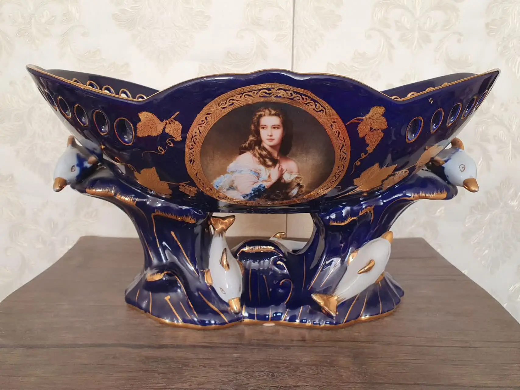 یک عدد میوه خوری دلفینی سورمه‌ای. 
