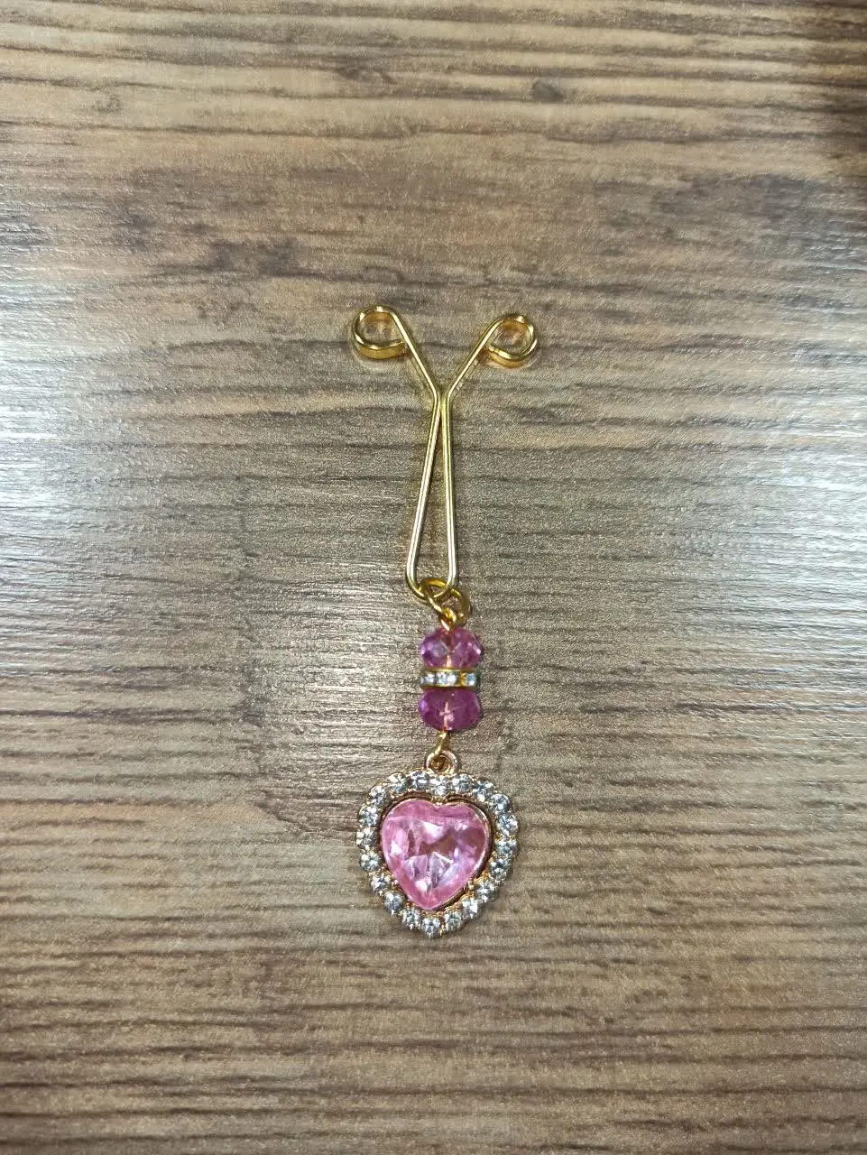 گیره روسری با طرح قلبی صورتی
