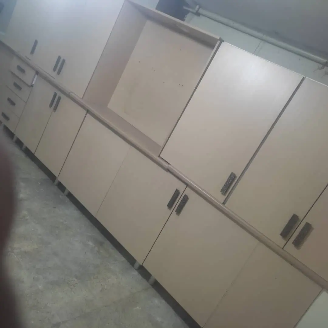 کابینت ام دی اف تمیز سالم بدون هیچ عیب ونقص با سینک
