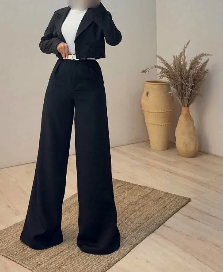 از ترند‌ترین کت شلوارای امسال این مدل جذابه که خیلی تنخور زیبایی داره و کیفیتشم بینظیره😍💯
