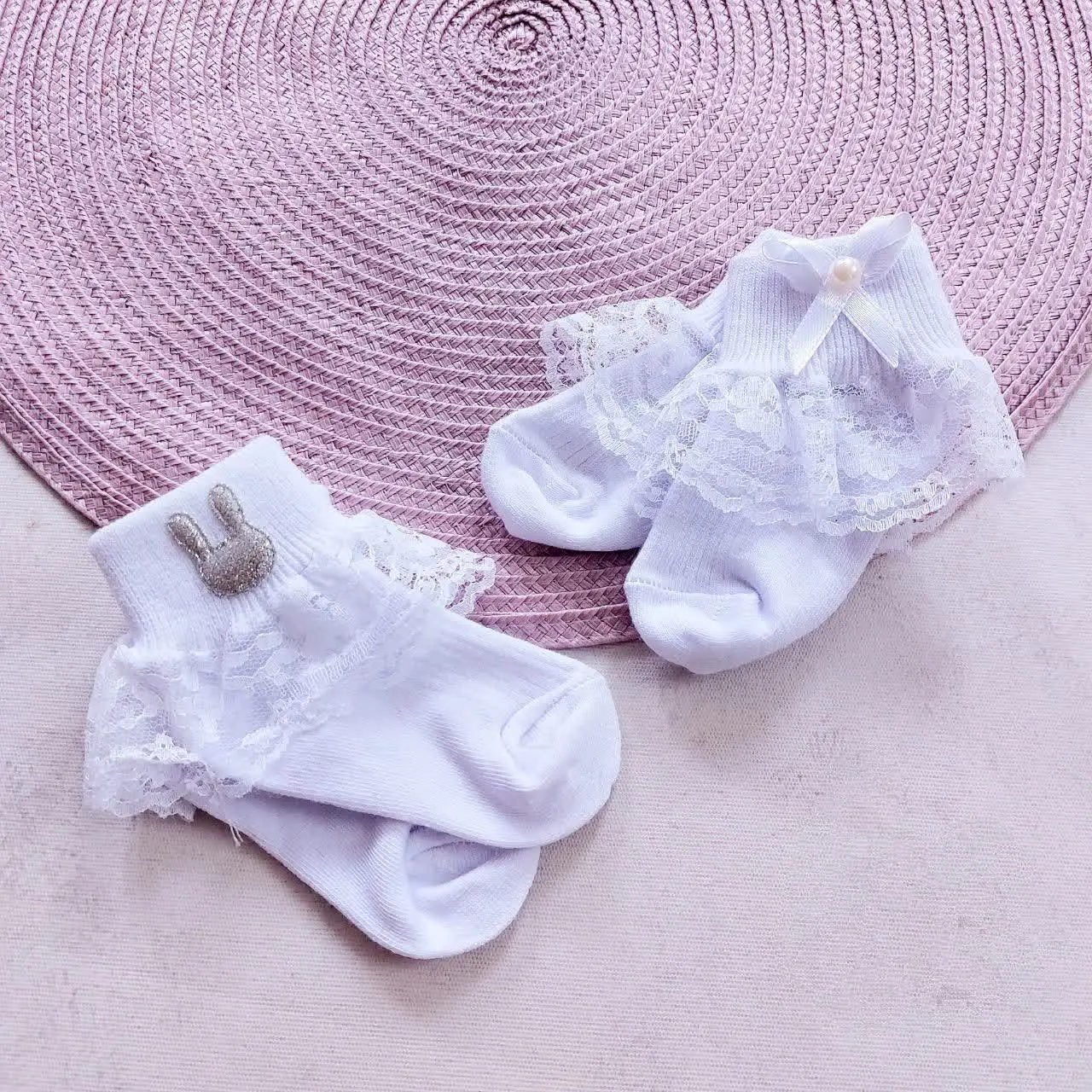 جوراب سفید لب تور
