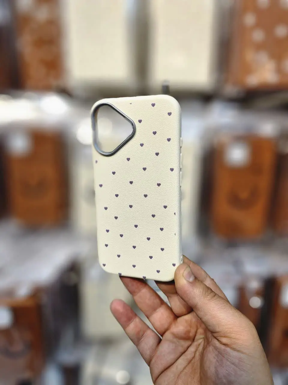 📱مدل قاب: قاب چرمی لدر کیس دور لنز و دکمه‌ها طرح تیتانیوم مات در ۶ طرح و رنگ مخصوص انواع #سامسونگ #شیائومی و #آیفون 
